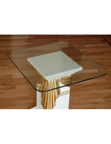 Mały stół szklany ze złotą szarfą