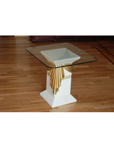 Mały stół szklany ze złotą szarfą