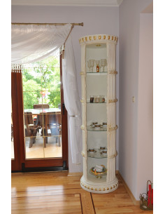 Stylowy regał witryna w stylu greckim z półkami i oświetleniem elegancki biały z złotymi zdobieniami mod 1