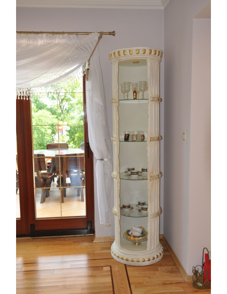 Stylowy regał witryna w stylu greckim z półkami i oświetleniem elegancki biały z złotymi zdobieniami mod 1