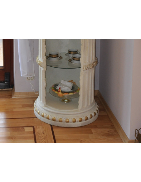 Stylowy regał witryna w stylu greckim z półkami i oświetleniem elegancki biały z złotymi zdobieniami mod 1