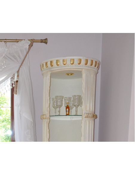 Stylowy regał witryna w stylu greckim z półkami i oświetleniem elegancki biały z złotymi zdobieniami mod 1