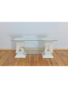 Stół w stylu greckim białe kolumny z ozdobnymi draperiami szklany blat