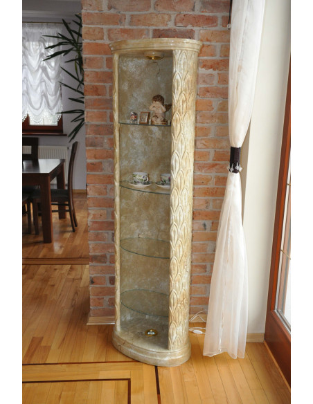 Regał narożny w stylu klasycznym złocony z oświetleniem i szklanymi półkami szklane półki