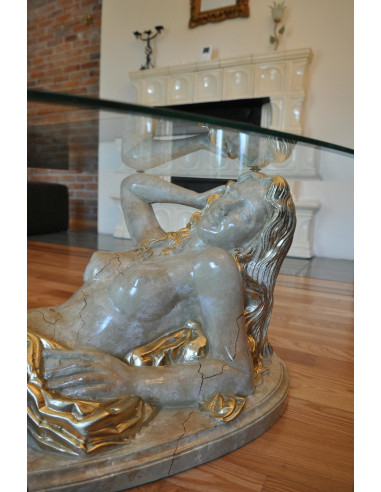 Stół kawowy z rzeźbą kobiety szklany owalny blat elegancki design stolik