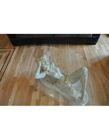 Stół kawowy z rzeźbą kobiety szklany owalny blat elegancki design stolik