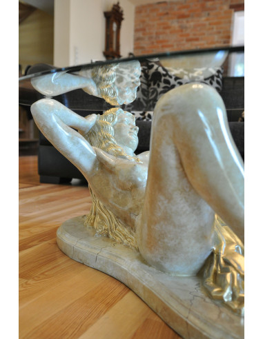 Stół kawowy z rzeźbą kobiety szklany owalny blat elegancki design stolik