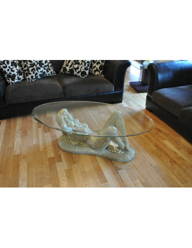 Stół kawowy z rzeźbą kobiety szklany owalny blat elegancki design stolik